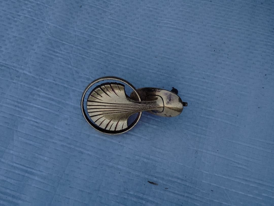 日産シーマ F50 ボンネットマスコット ゴールドカラー。