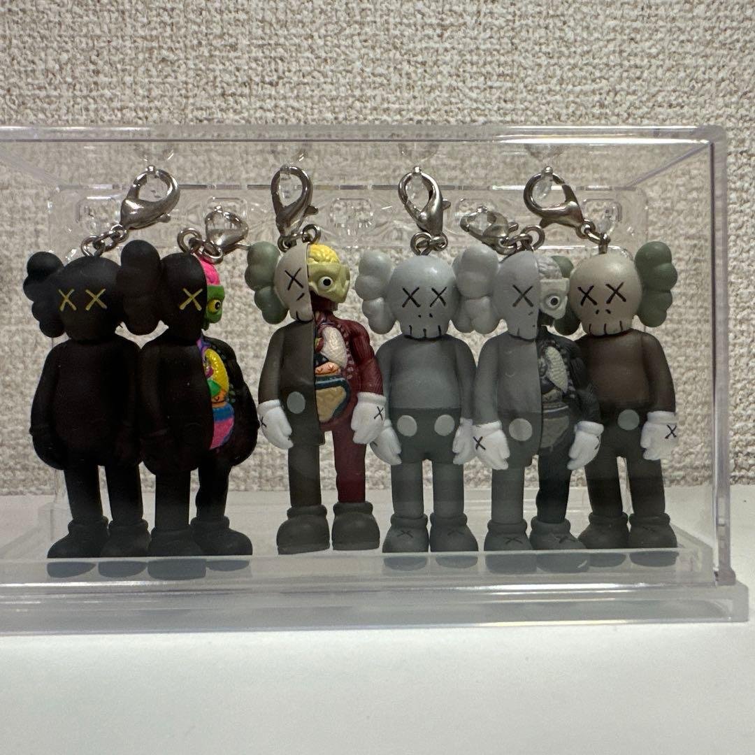 KAWS展示会限定フィギュアキーホルダー6体セット(ケース付き)